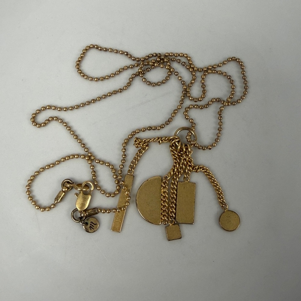 Elegant Gold Pendant Necklace